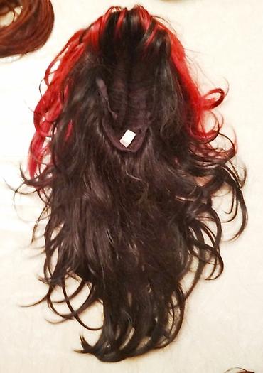 Другие головные уборы: 1. парик, пряди снизу черного цвета, сверху малинового цвета, челка и — 18