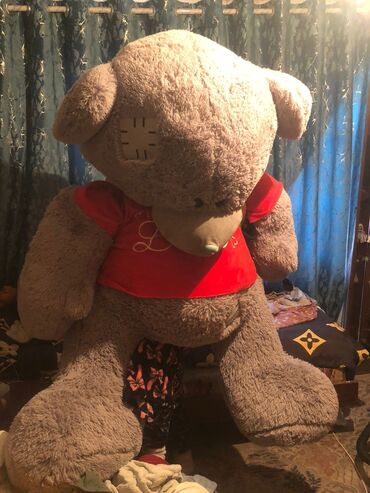 буу кийим: Огромный плюшевый медведь серого цвета. - Высота — примерно с