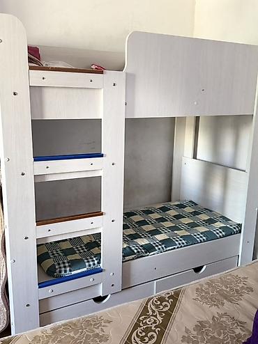 Двухъярусная кровать из светлого ЛДСП с встроенной лестницей и at lalafo.kg Двухъярусная кровать из светлого ЛДСП с встроенной лестницей и