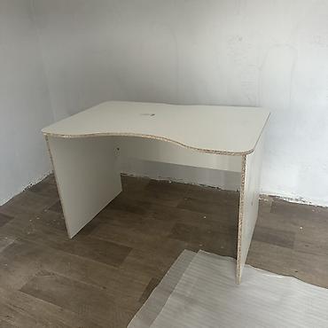 Компактный письменный стол белого цвета с фигурной столешницей