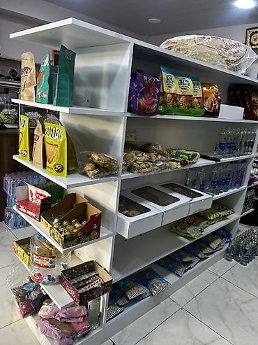 Rəf vitrinləri: Mağaza üçün ikitərəfli orta raf sistemi - Material: ağ rəngdə — 2