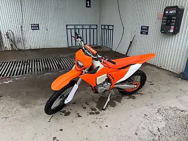 мото ролик: Эндуро/кроссовый мотоцикл в стиле KTM (оранжевый пластик), двигатель — 2