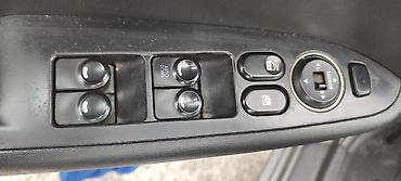 i30: Hyundai i30 hatchback, 5 qapı, tünd boz rəng. - Benzin mühərriki — 5