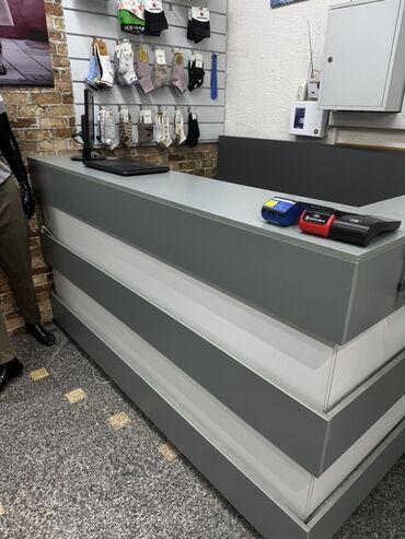 кресло качалка для малышей: Прилавок для магазина или торговой точки. Выполнен в современном