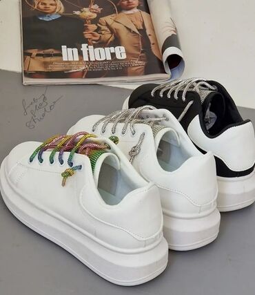 starke novi model: Alexander McQueen, 38, color - White