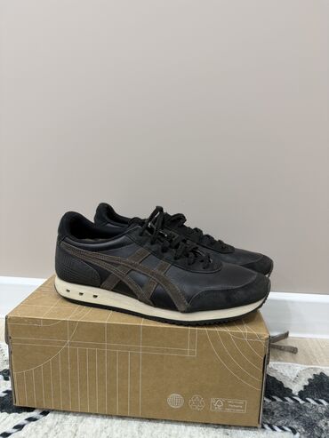 Кроссовки и спортивная обувь: Продаю кроссовки Размеры 39–40. Все оригиналы — 2