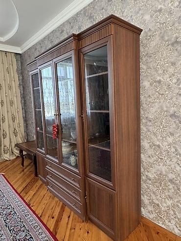 paltar şkaf: Klassik üslubda vitrinli bufet - Material: ağac teksturalı — 2