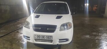 r13 diski: Ağ rəngdə Chevrolet Aveo sedan avtomobili. Avtomobilin ön hissəsində