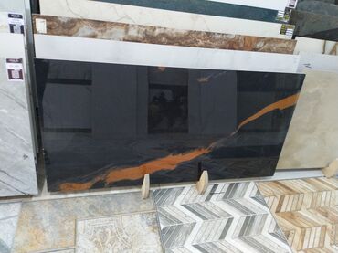 heyet ucun metlax: Qara rəngli, üzərində qızılı zolaqları olan mərmər plitə. Bu plitə