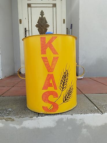 19 lt su: KVAS metal bidonu – iri həcmli, sarı rəngdə, iki yan tutacaqlı. 20 — 2