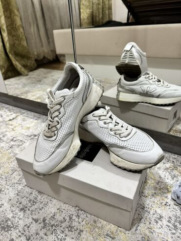 Кроссовки и спортивная обувь: Кроссовки Balenciaga - Модель: спортивные кроссовки с перфорацией -