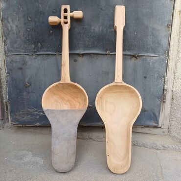 Комузы: Оруктон жасалган комуздар жана кылкыяктар сатылат, уста озу комузчу — 15