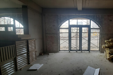 обменяю дом на квартиру: Помещение под коммерческую деятельность с незавершенным ремонтом