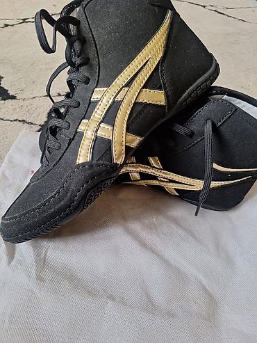Спорт и отдых: Продаю борцовки новые.Фирма Asics 39р.цена 2600с — 2