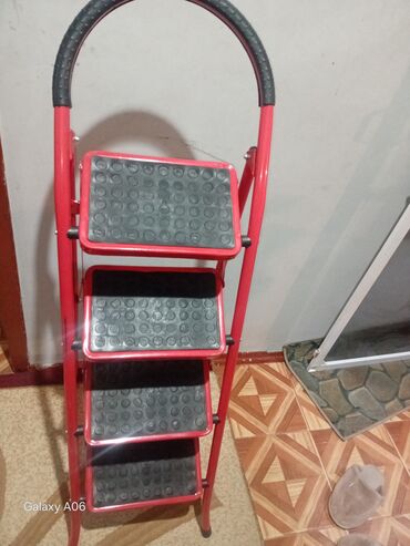 Nərdivanlar: Qırmızı rəngdə qatlanan 4 pilləli ev nərdivanı.Sifariş götürülür — 7