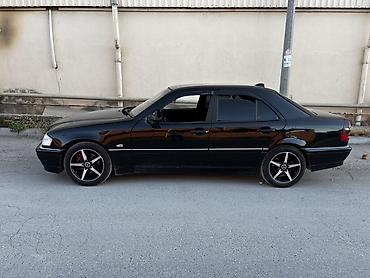 mercedes şəkilləri: Mercedes-Benz C‑Class (W202) sedan – qara rəng. Xüsusiyyətlər: - — 5