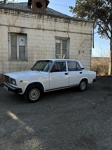 VAZ (LADA): VAZ Lada 2107, ağ rəng, sedan kuzov. Əsas xüsusiyyətlər: - 4 qapı — 11
