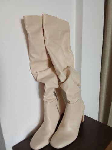 bench zenske cizme: High boots, Bershka, 38