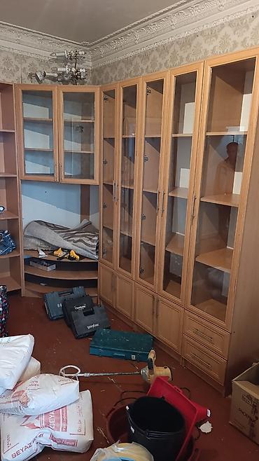 Şüşəli vitrinli künc divan dolabı - Material: MDF/laminat görünüşlü