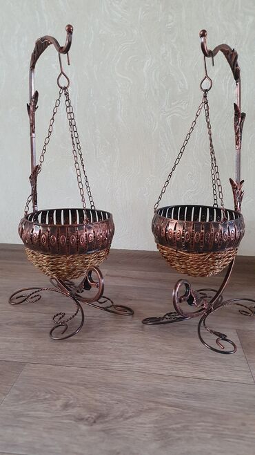 Горшки для растений: Кашпо под цветы настенные 1000 сом шт Кашпо на подставке 1800 — 7