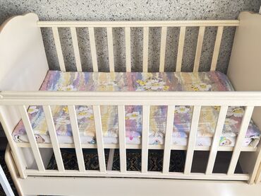 купить угловой диван бу кривой рог: Детская кроватка с рейками, выполненная в светлом цвете. Конструкция