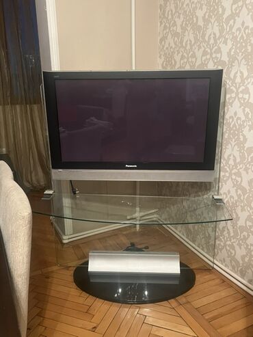 tv stendler: Bu Panasonic televizor dəsti şık şüşə stendlə tamamlanmışdır