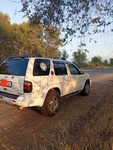 арзан авто машина: Белый внедорожник Nissan Pathfinder с рейлингами на крыше, багажником