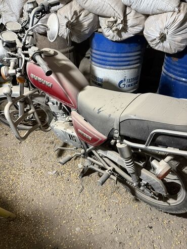 детский мотоцикл на бензине: Мотоцикл Suzuki GM125 красно-бордового цвета с чёрным сиденьем. Модель