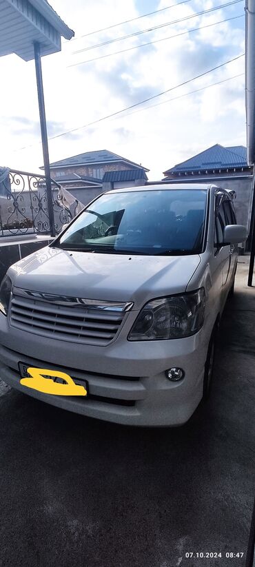 Toyota: Toyota Noah: 2005 г., 2 л, Автомат, Бензин, Минивэн