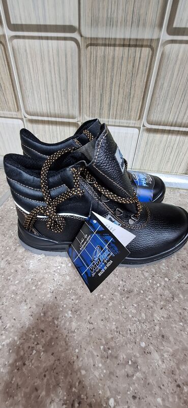 черные мужские ботинки: Продаются новые ботинки для рабочих