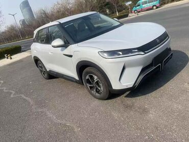 tayota runx: Белый электромобиль BYD с черной крышей. Автомобиль имеет современный