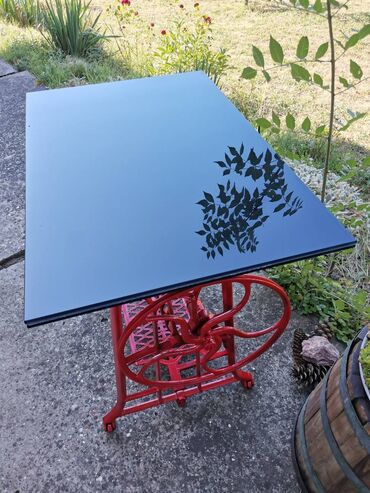 iznajmljivanje stolova: Sto od šivaće mašine retro 76*50cm laminirano staklo teško 15 kg i