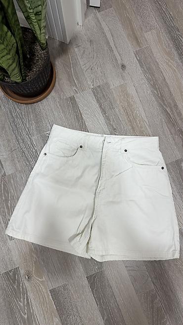 Qadın geyimləri: Ağ rəngli şort – denim üslubunda - Klassik 5 ciblə: 2 ön cib, 1 kiçik — 1