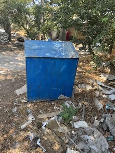 qefes: Metal it dalağı, dörd künclü quruluşa malikdir və damı yüngül şəkildə