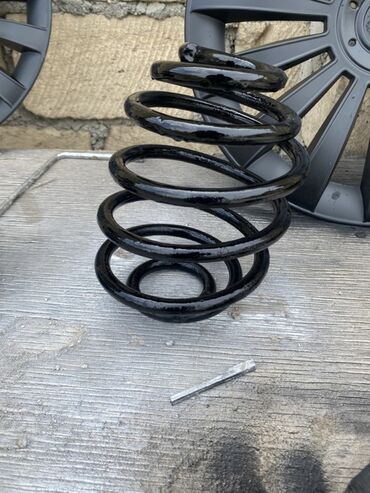 Soyutma və qızdırma sistemləri: Qara rəngdə, spiral formalı avtomobil yayları. Bu yaylar avtomobilin