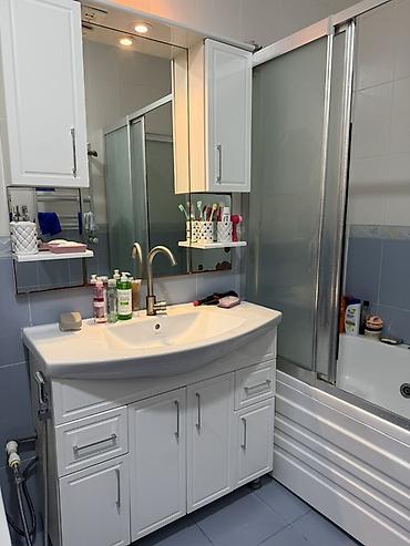 hamam ucun şkaf: Vanna otağı üçün dəst – lavabo şkafı və güzgülü asma dolab - Rəng: ağ — 1
