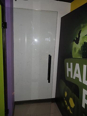 İki ədəd şüşə qapı satılır 2.25×80 əka vəziyyətdədir.Ünvan
