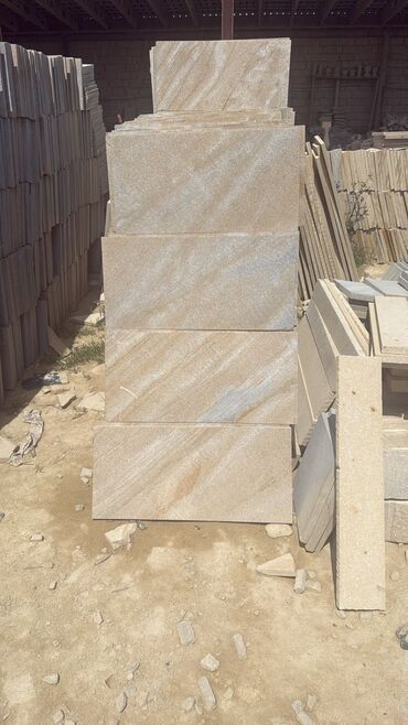 Kafel və metlax: Bej rəngli, düzbucaqlı formalı, təbii daş plitələr. İstənilən interyer — 27