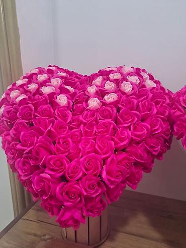 Букеты из живых цветов: Сердце из роз на подставке - Объёмная композиция в форме сердца — 3
