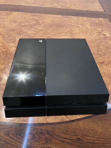 sony playstation 4 купить в баку: Salamlar.Konsol Ps4 500 gb yaddaşa malikdir. 01.07.2025 ci ilde