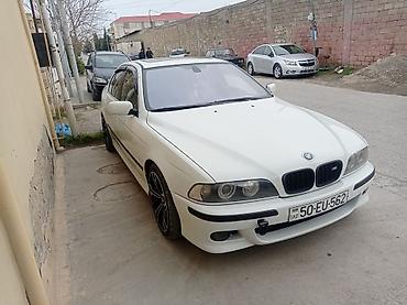 BMW: BMW 5 Series (E39) sedan – ağ rəngdə, M-paket vizual üslubunda — 4