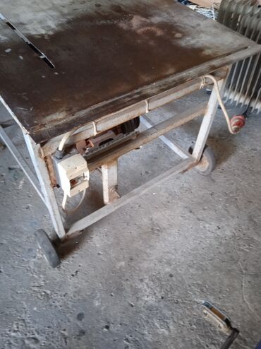 Testere: Stona kružna testera sa metalnim postoljem i radnom površinom. Pogodna — 2
