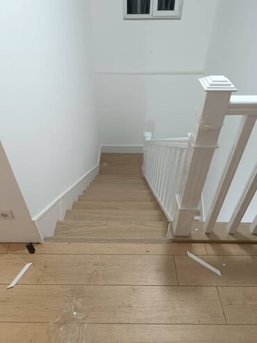 Деревянные лестницы: Прямая лестница из дерева с балясинами и поручнями, выполненная в — 7