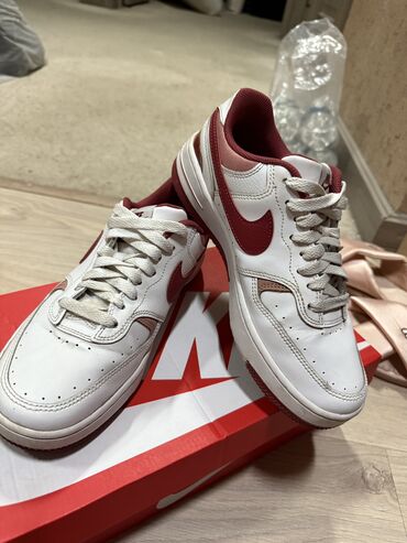 обувь белая: Кроссовки, 39.5, 40, Nike, Б/у, цвет - Белый, Платная доставка