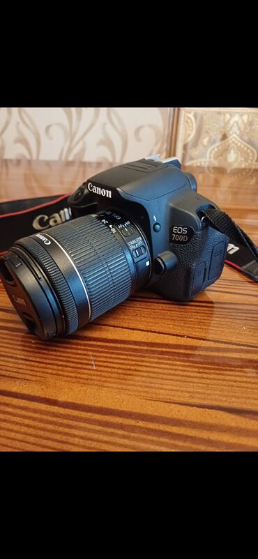 canon eos 550d: Fotoaparat Canon 700D əla vəziyyətdədir. Heç bir problemi yoxdur