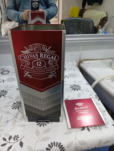 dib: Məhsul: Chivas Regal 12 illik – Limited Edition metal qutu Təsvir: -