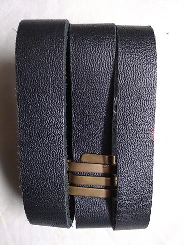Narukvice: Narukvica kozna,duzina ukupno 20razmak drikera 18,5 cm. polovna — 1