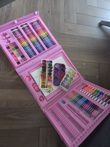 домик для собаки: Отдам даром чемоданчик с мелками и краски, б/у