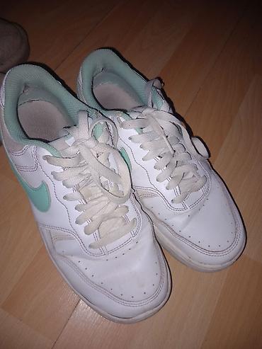 baletanke patike: Nike kožne patike – bele sa mint zelenim Swoosh detaljem - Model — 1