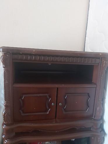 Qədimi televizor altlığı